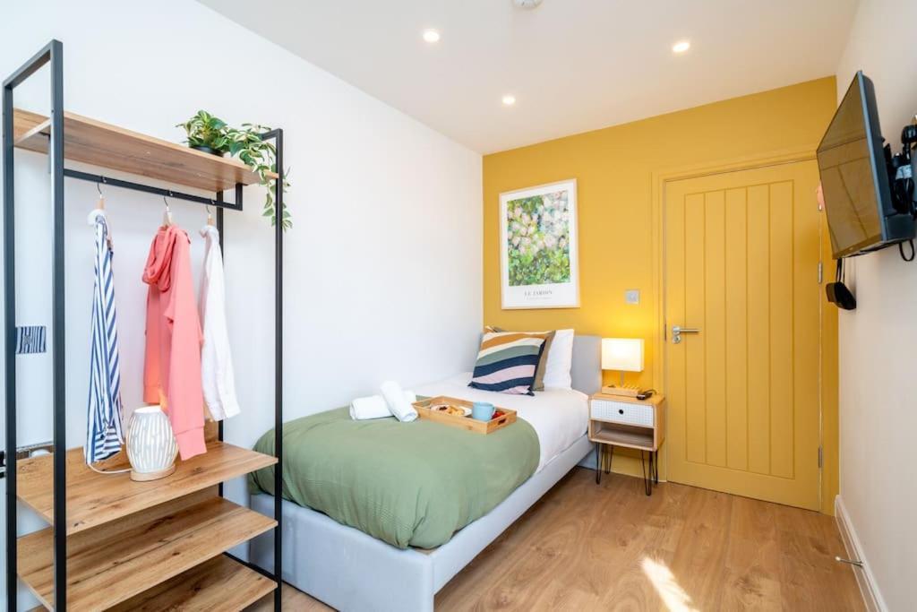 House 4 Bedroom-north London-free Parking *