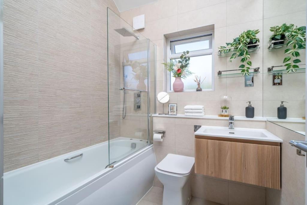 House 4 Bedroom-north London-free Parking Holiday home
