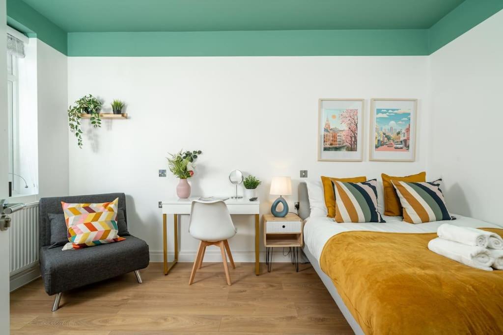 House 4 Bedroom-north London-free Parking Holiday home *