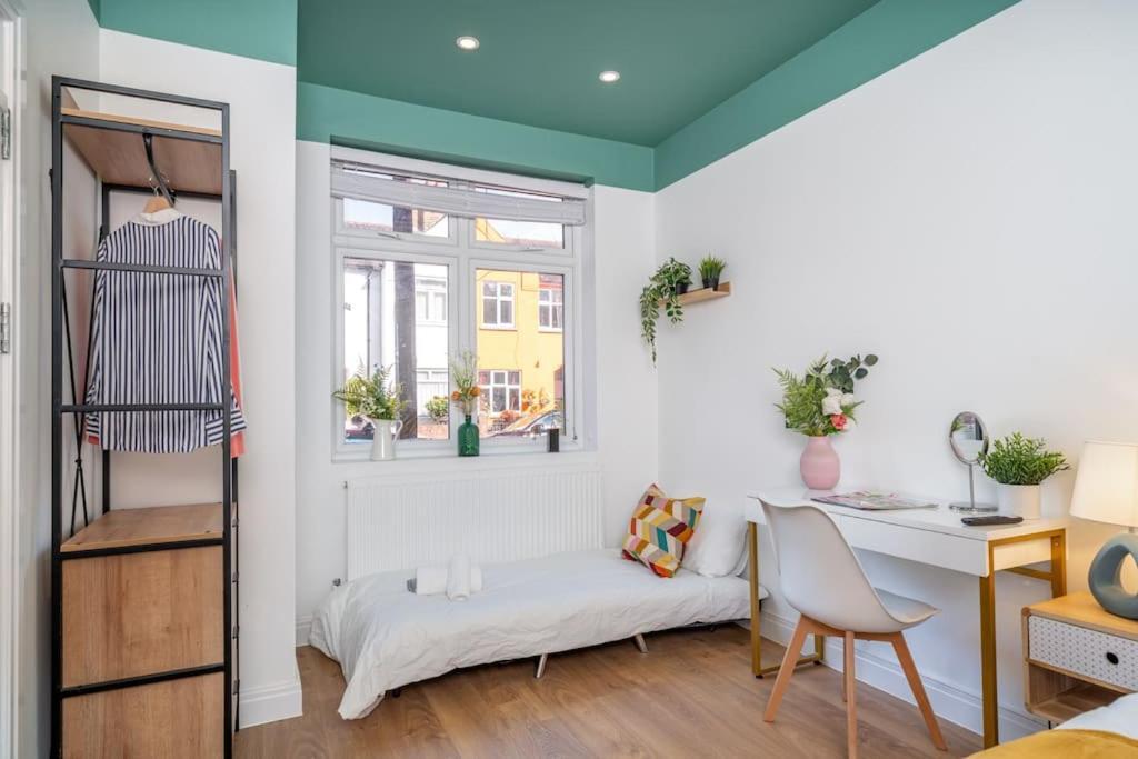 House 4 Bedroom-north London-free Parking Enfield